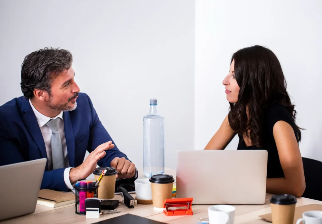 vendedor integral escuchando necesidades de su cliente